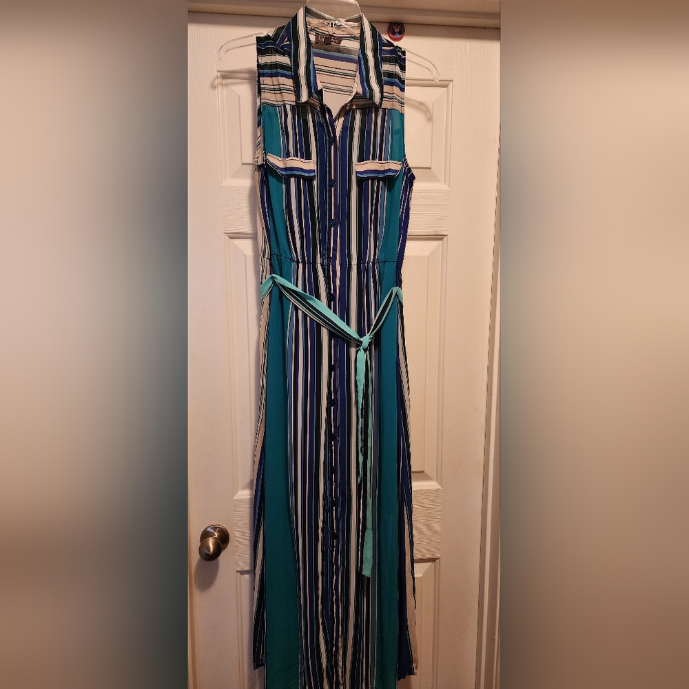 Luxology sz 12 collared blue striped sleeveless button dress with sash.